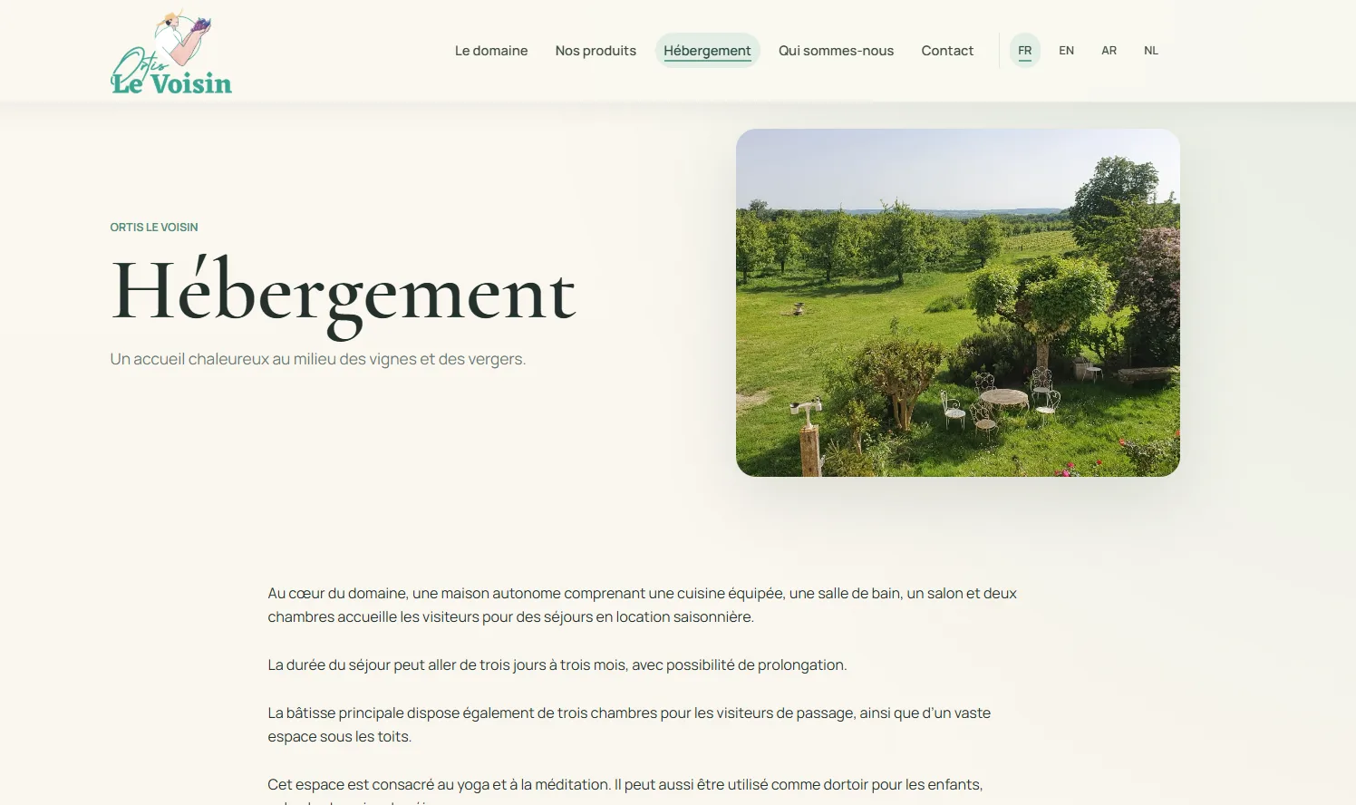 Page Hébergement du site Ortis Le Voisin présentant l’accueil et les séjours proposés au domaine.